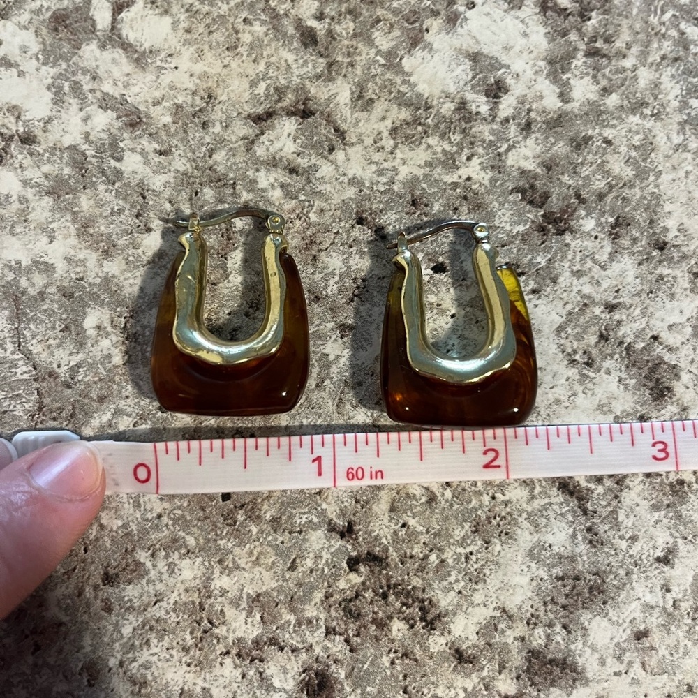 Tortoise Shell Pattern Gold Tone Earrings - Picture 4 of 4
